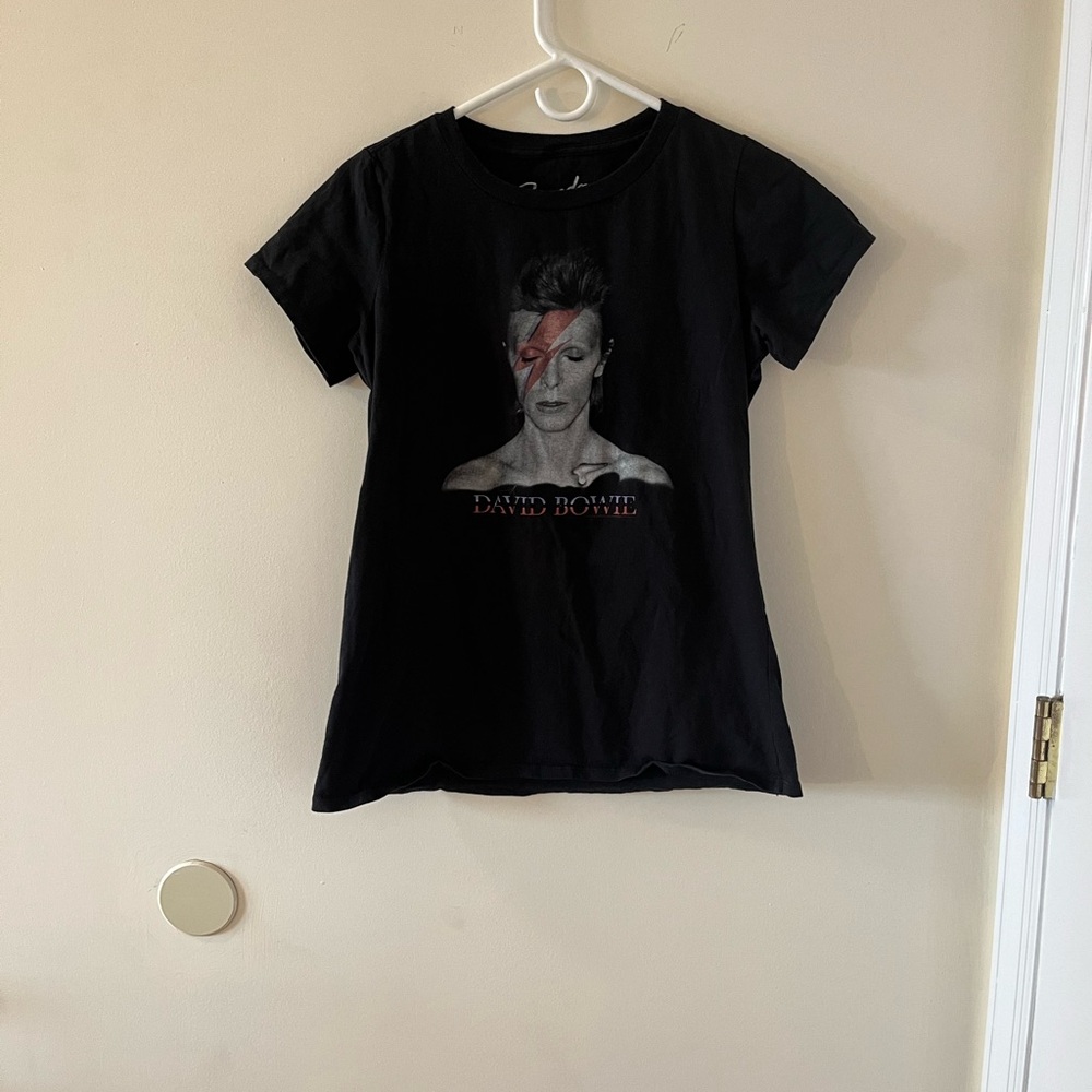 David Bowie fits like a men’s  small